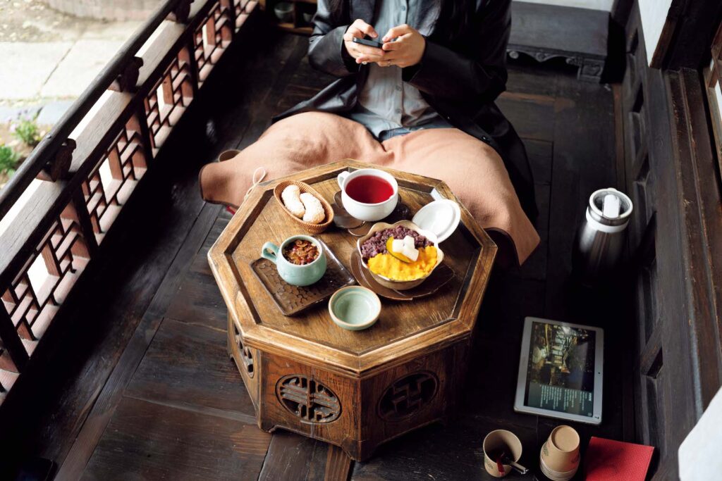 ソウルの古い街並みが残る地、城北洞 (ソンブクドン) で路地に佇む小さな店巡り。前編 | 五味子茶やナツメ茶のような伝統茶と、それに合う餅菓子や薬菓(ヤックァ)、ピンスなどが楽しめる。国産の良質な材料を使い、甘さ控えめ。 ソウルの古い街並みが残る地、城北洞 (ソンブクドン) で路地に佇む小さな店巡り。前編 | 五味子茶やナツメ茶のような伝統茶と、それに合う餅菓子や薬菓(ヤックァ)、ピンスなどが楽しめる。国産の良質な材料を使い、甘さ控えめ。