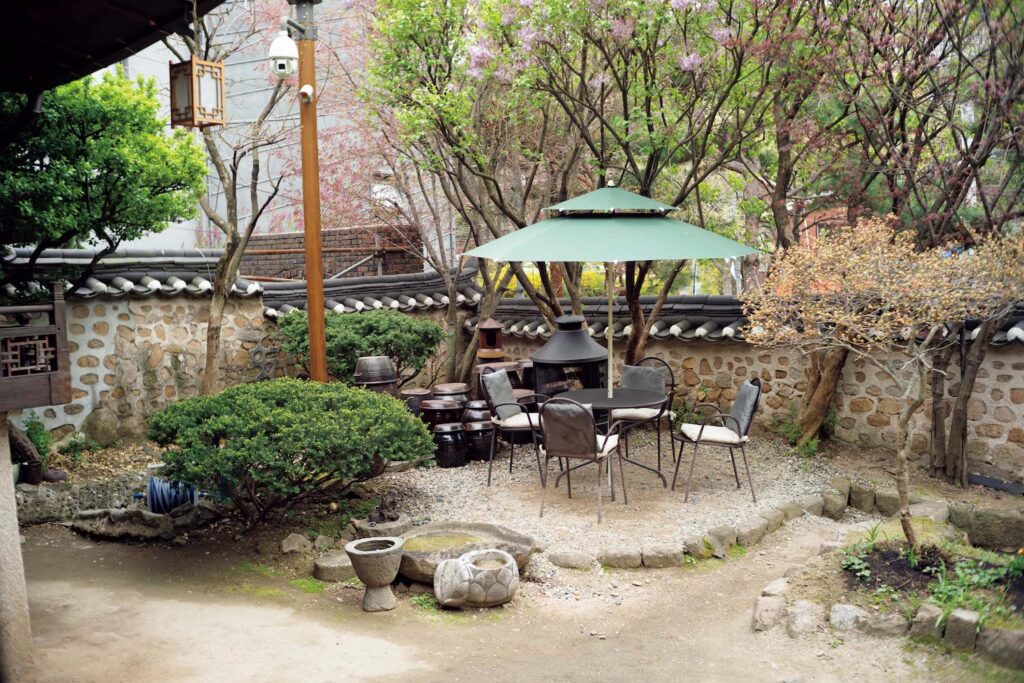 ソウルの古い街並みが残る地、城北洞 (ソンブクドン) で路地に佇む小さな店巡り。前編 | 庭に設けられた席も人気。 ソウルの古い街並みが残る地、城北洞 (ソンブクドン) で路地に佇む小さな店巡り。前編 | 庭に設けられた席も人気。