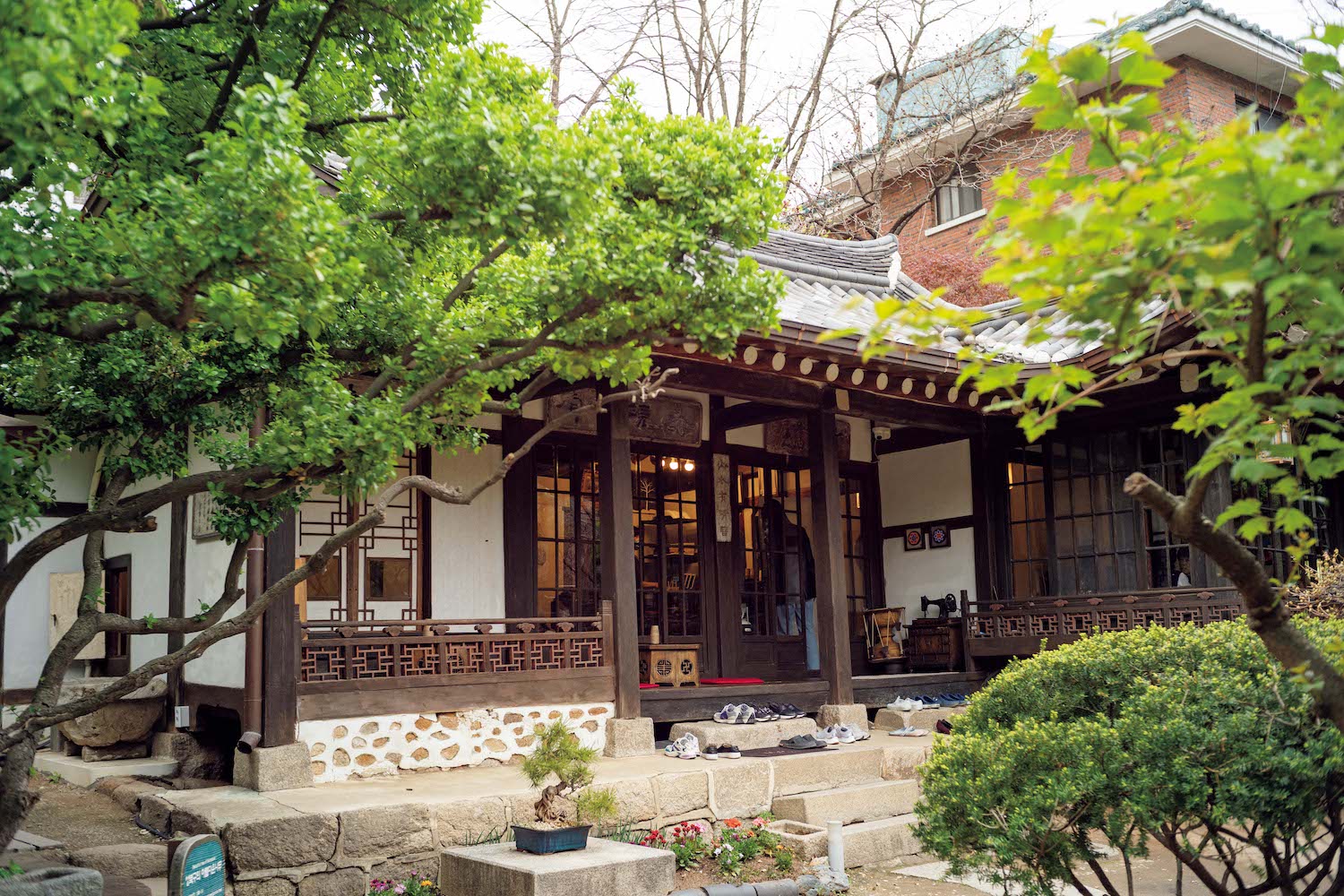 ソウルの古い街並みが残る地、城北洞 (ソンブクドン) で路地に佇む小さな店巡り。前編 | 建物はほぼ改修されておらず、当時に限りなく近い形で残されている。ここで執筆活動をしていた小説家イ・テジュンが残した本や写真などの調度品も飾られている。