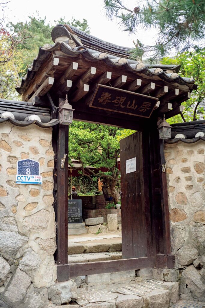 ソウルの古い街並みが残る地、城北洞 (ソンブクドン) で路地に佇む小さな店巡り。前編 | 瓦屋根と格調高い木の扉の門をくぐり入店する。 ソウルの古い街並みが残る地、城北洞 (ソンブクドン) で路地に佇む小さな店巡り。前編 | 瓦屋根と格調高い木の扉の門をくぐり入店する。