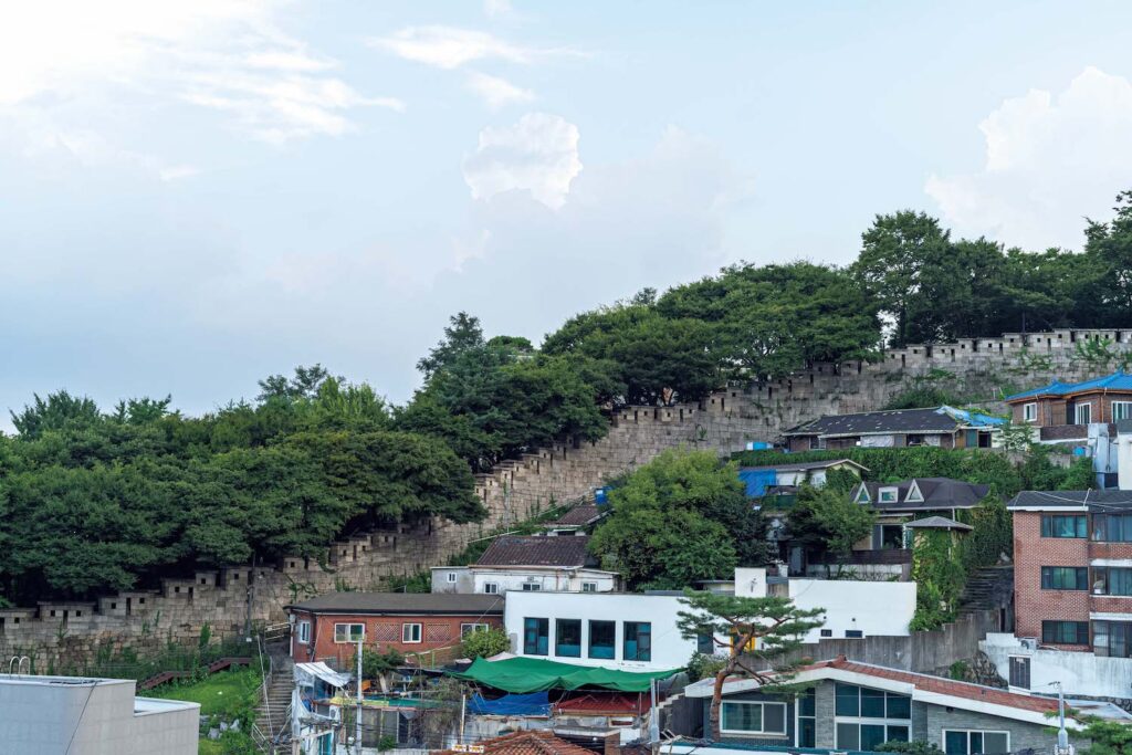 ソウルの古い街並みが残る地、城北洞 (ソンブクドン) で路地に佇む小さな店巡り。前編 | 漢陽都城(朝鮮王朝の城壁)を眺めつつ、のんびり散歩するのもいい。 ソウルの古い街並みが残る地、城北洞 (ソンブクドン) で路地に佇む小さな店巡り。前編 | 漢陽都城(朝鮮王朝の城壁)を眺めつつ、のんびり散歩するのもいい。