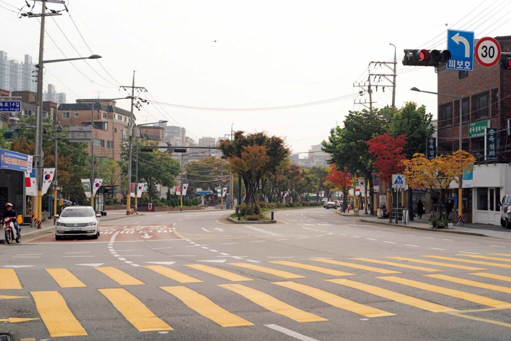 ソウルの古い街並みが残る地、城北洞 (ソンブクドン) で路地に佇む小さな店巡り。前編 | 山の麓に位置するエリアなので、坂道も多め。街の景観も美しい。 ソウルの古い街並みが残る地、城北洞 (ソンブクドン) で路地に佇む小さな店巡り。前編 | 山の麓に位置するエリアなので、坂道も多め。街の景観も美しい。