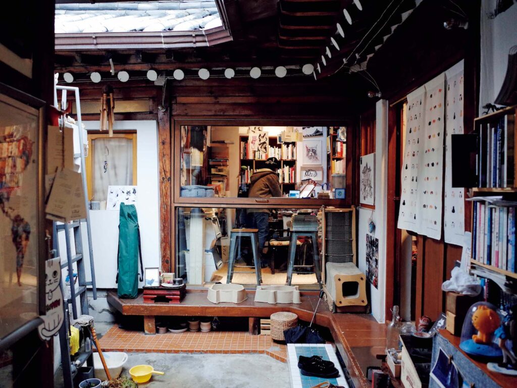 ソウルの古い街並みが残る地、城北洞 (ソンブクドン) で路地に佇む小さな店巡り。前編 | 主に猫にまつわる本を扱う独立系書店。リトルプレスを扱う独立系書店のなかでも、2020年にオープンした草分け的存在。座って読める席もある。 ソウルの古い街並みが残る地、城北洞 (ソンブクドン) で路地に佇む小さな店巡り。前編 | 主に猫にまつわる本を扱う独立系書店。リトルプレスを扱う独立系書店のなかでも、2020年にオープンした草分け的存在。座って読める席もある。