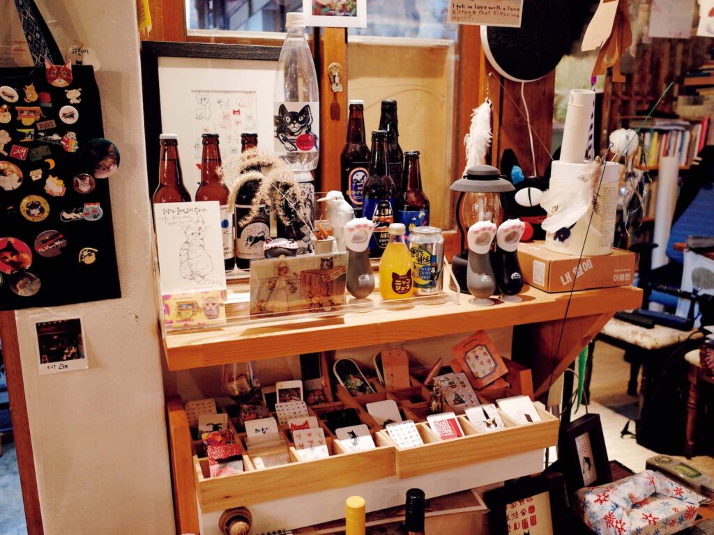 ソウルの古い街並みが残る地、城北洞 (ソンブクドン) で路地に佇む小さな店巡り。前編 | 世界中から集めた猫の本や雑貨が所狭しと並び、リトルプレスも豊富に揃う。 ソウルの古い街並みが残る地、城北洞 (ソンブクドン) で路地に佇む小さな店巡り。前編 | 世界中から集めた猫の本や雑貨が所狭しと並び、リトルプレスも豊富に揃う。