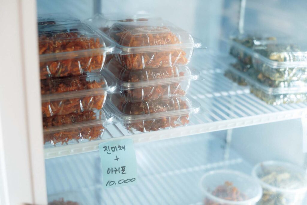 ソウルの古い街並みが残る地、城北洞 (ソンブクドン) で路地に佇む小さな店巡り。前編 | キンパのほかに、さきいかをコチュジャンベースのたれで和えたジンミチェやじゃこ炒めのミョルチポックムなどといったおかずも販売。 ソウルの古い街並みが残る地、城北洞 (ソンブクドン) で路地に佇む小さな店巡り。前編 | キンパのほかに、さきいかをコチュジャンベースのたれで和えたジンミチェやじゃこ炒めのミョルチポックムなどといったおかずも販売。