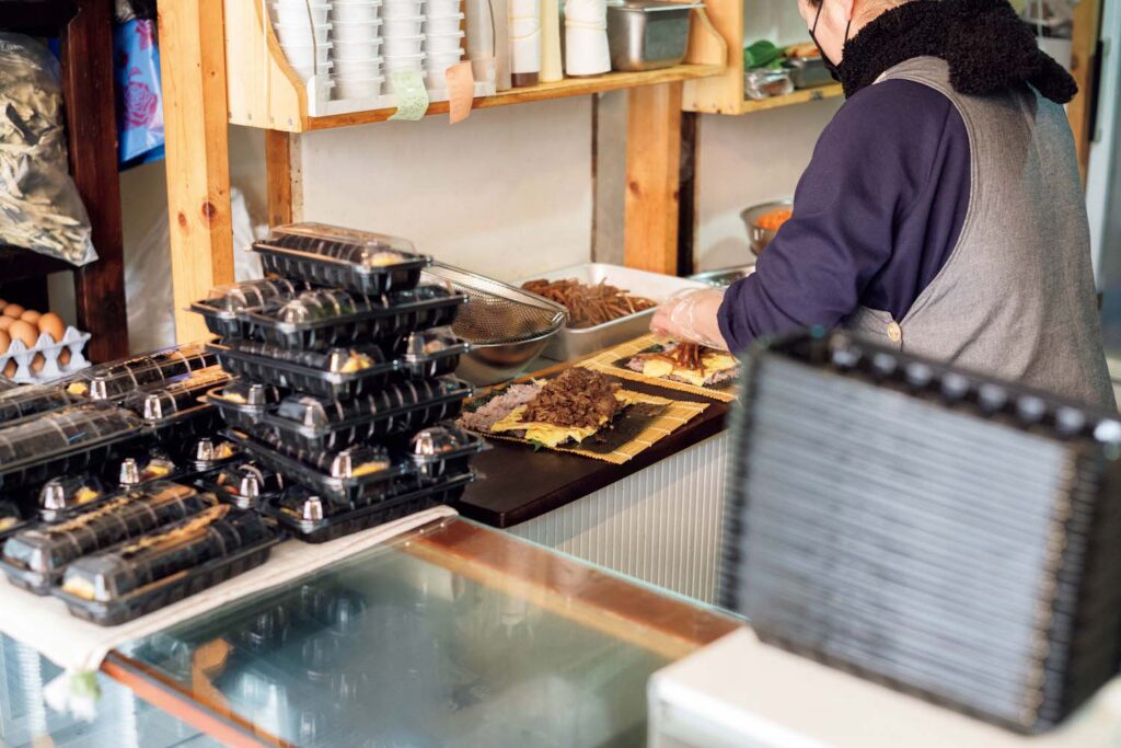 ソウルの古い街並みが残る地、城北洞 (ソンブクドン) で路地に佇む小さな店巡り。前編 | 店主が一人で営んでいるため、待ち時間も考慮するのがベター。包装はセルフ。 ソウルの古い街並みが残る地、城北洞 (ソンブクドン) で路地に佇む小さな店巡り。前編 | 店主が一人で営んでいるため、待ち時間も考慮するのがベター。包装はセルフ。