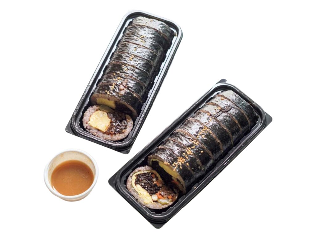 ソウルの古い街並みが残る地、城北洞 (ソンブクドン) で路地に佇む小さな店巡り。前編 | 左はパッコジ(干瓢)キンパ9,000W、右は野菜キンパ(牛蒡、人参、たくあん、卵、スパム入り)5,000W。 ソウルの古い街並みが残る地、城北洞 (ソンブクドン) で路地に佇む小さな店巡り。前編 | 左はパッコジ(干瓢)キンパ9,000W、右は野菜キンパ(牛蒡、人参、たくあん、卵、スパム入り)5,000W。