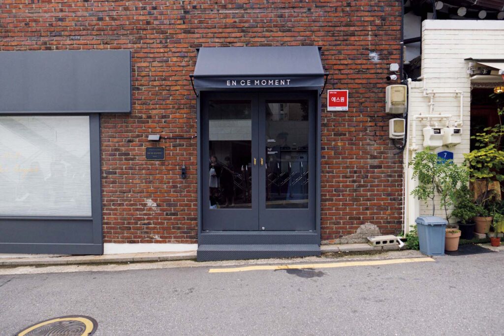 ソウルの古い街並みが残る地、城北洞 (ソンブクドン) で路地に佇む小さな店巡り。前編 | シックなファサードにレンガ造りの古い建物がよく合う。 ソウルの古い街並みが残る地、城北洞 (ソンブクドン) で路地に佇む小さな店巡り。前編 | シックなファサードにレンガ造りの古い建物がよく合う。