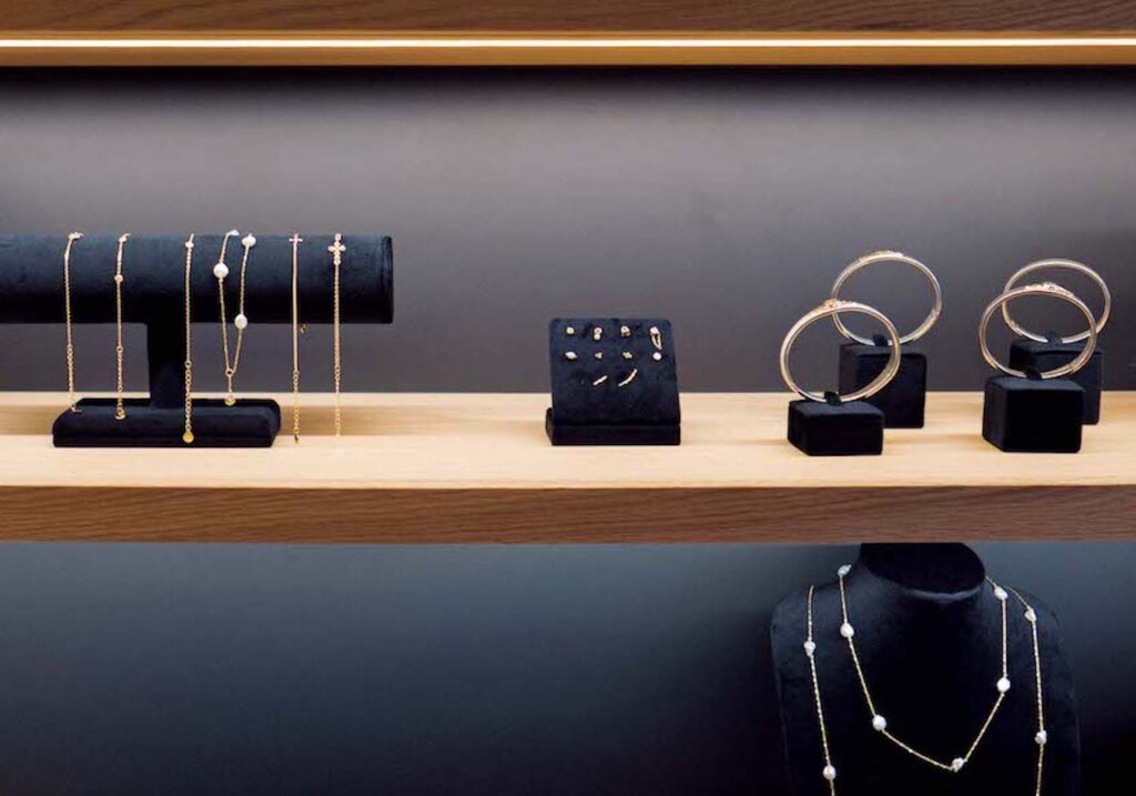 ソウルの古い街並みが残る地、城北洞 (ソンブクドン) で路地に佇む小さな店巡り。前編 | ジュエリーは自然の生命体
にインスピレーションを得ているそう。固有の非対称性、個性的なラインと質感、ストーリーを探求したデザイン。 ソウルの古い街並みが残る地、城北洞 (ソンブクドン) で路地に佇む小さな店巡り。前編 | ジュエリーは自然の生命体
にインスピレーションを得ているそう。固有の非対称性、個性的なラインと質感、ストーリーを探求したデザイン。