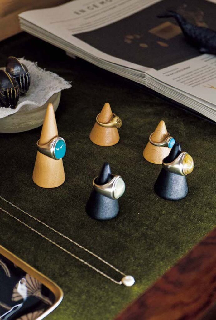 ソウルの古い街並みが残る地、城北洞 (ソンブクドン) で路地に佇む小さな店巡り。前編 | ジュエリーは自然の生命体
にインスピレーションを得ているそう。固有の非対称性、個性的なラインと質感、ストーリーを探求したデザイン。 ソウルの古い街並みが残る地、城北洞 (ソンブクドン) で路地に佇む小さな店巡り。前編 | ジュエリーは自然の生命体
にインスピレーションを得ているそう。固有の非対称性、個性的なラインと質感、ストーリーを探求したデザイン。