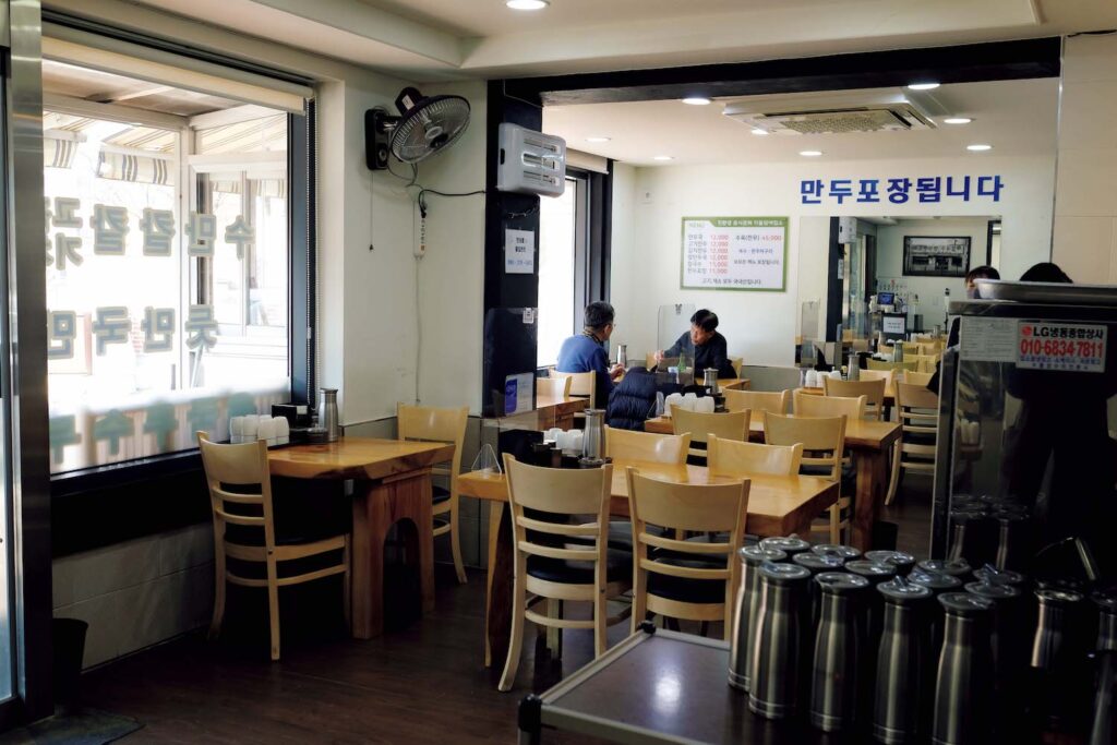 146_p060-063_&Seoul_1_31 | チッ(家)という名前が表すように、温もりが感じられる食堂。 146_p060-063_&Seoul_1_31 | チッ(家)という名前が表すように、温もりが感じられる食堂。