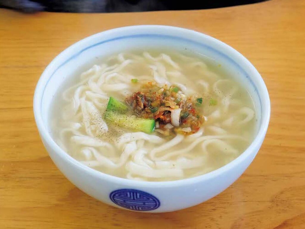 146_p060-063_&Seoul_1_32 | じっくり煮込んだ牛骨スープがあとをひくおいしさのカルグクスは12,000W。胡椒と唐辛子で〝味変〞するのもおすすめ。 146_p060-063_&Seoul_1_32 | じっくり煮込んだ牛骨スープがあとをひくおいしさのカルグクスは12,000W。胡椒と唐辛子で〝味変〞するのもおすすめ。