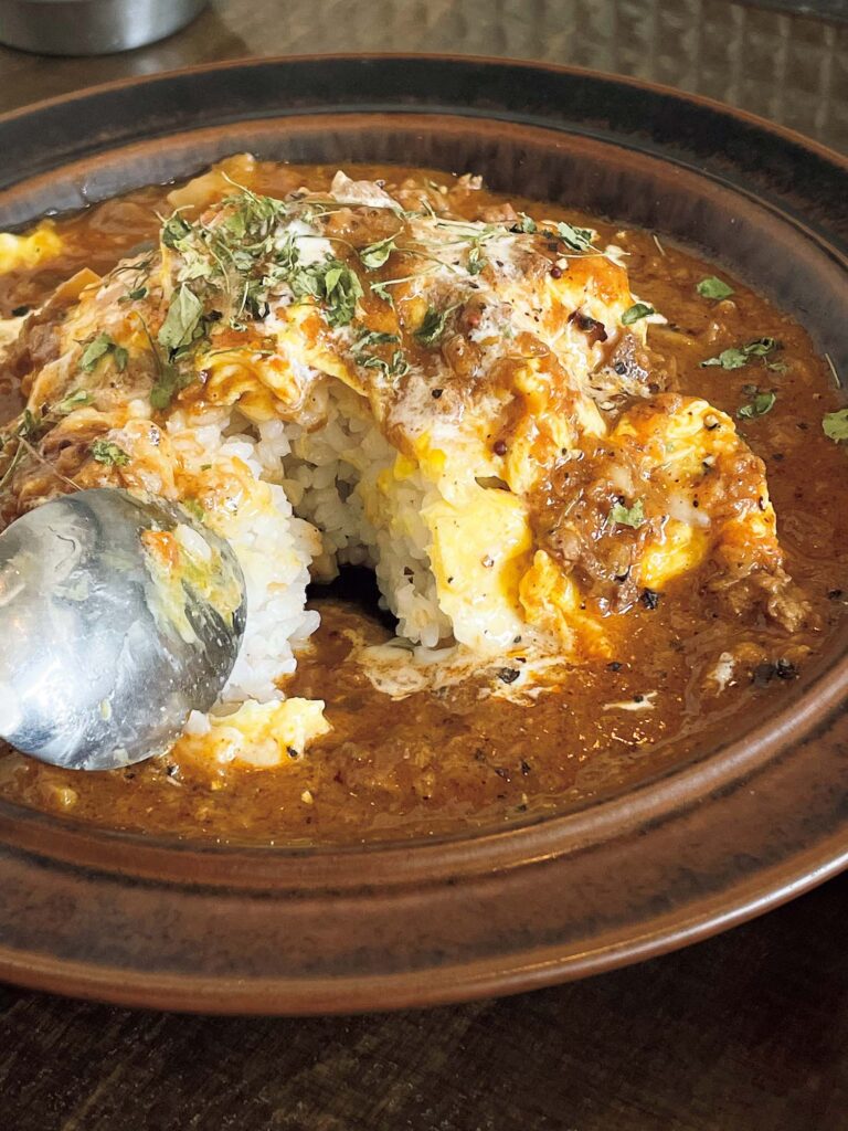 146_p060-063_&Seoul_1_33 | オリジナルの「オムカレー」は15,000W。 146_p060-063_&Seoul_1_33 | オリジナルの「オムカレー」は15,000W。