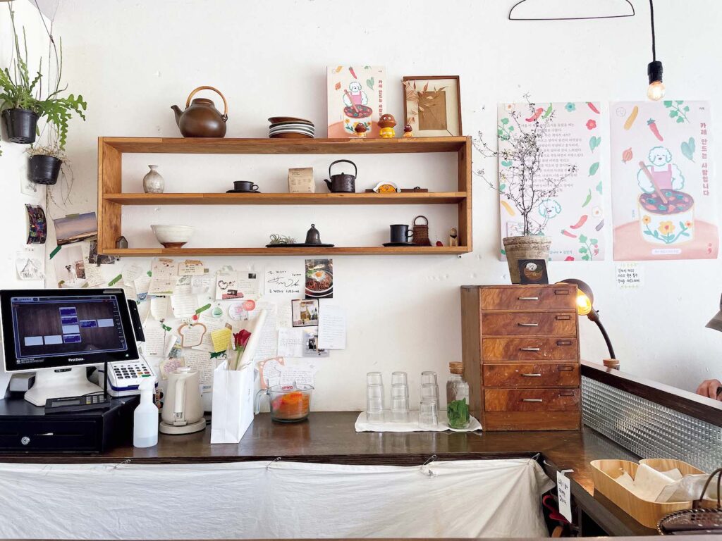 146_p060-063_&Seoul_1_34 | カフェのようなナチュラルな雰囲気。看板は小さいが、行列が目印に。 146_p060-063_&Seoul_1_34 | カフェのようなナチュラルな雰囲気。看板は小さいが、行列が目印に。