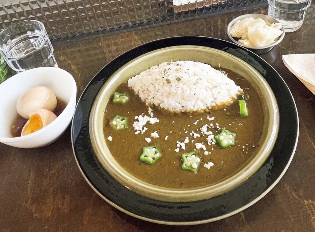 146_p060-063_&Seoul_1_36 | 季節ごとのカレーは、南北インド、スリランカ、タイ、日本など、さまざまな地域からヒントを得て、独自にスパイスをブレンドして創作している。メニューは1~2週間ごとに更新されるので、Instagramのストーリーハイライト「現在のメニュー」タブを確認して。 146_p060-063_&Seoul_1_36 | 季節ごとのカレーは、南北インド、スリランカ、タイ、日本など、さまざまな地域からヒントを得て、独自にスパイスをブレンドして創作している。メニューは1~2週間ごとに更新されるので、Instagramのストーリーハイライト「現在のメニュー」タブを確認して。