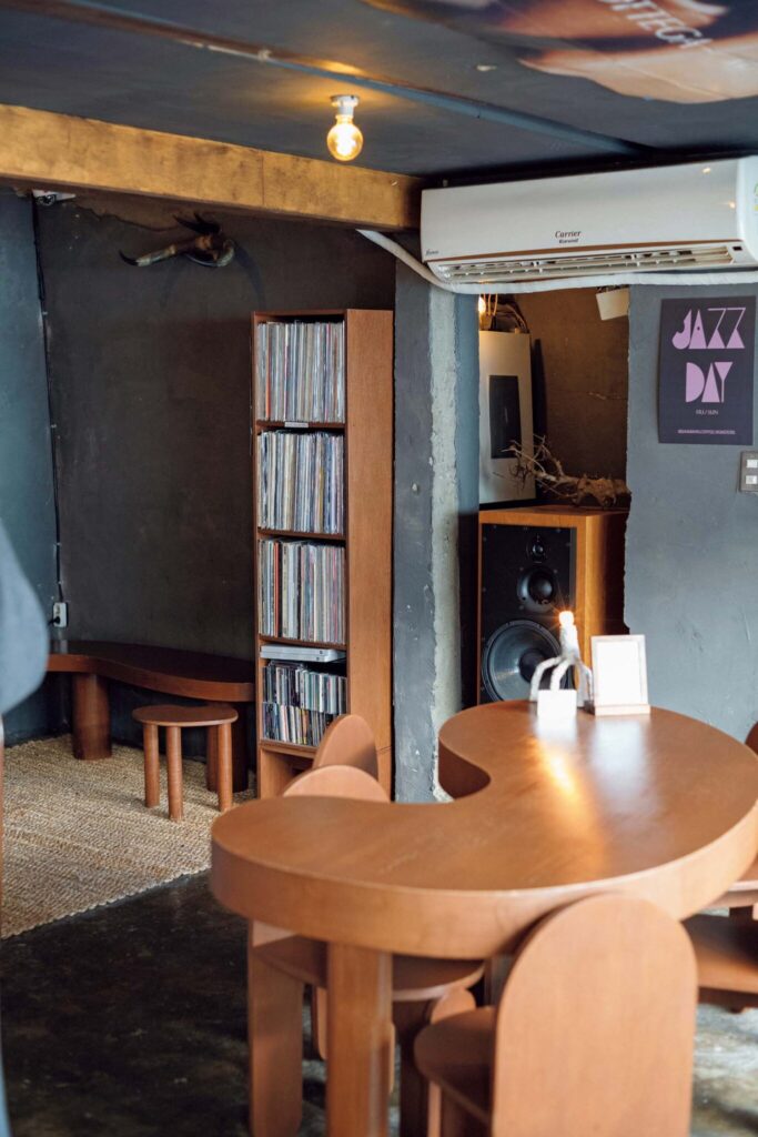 146_p060-063_&Seoul_1_37 | 以前はカルグクス屋だった店舗を改装。「天井を剥がしたら韓屋の垂木が出てきた」ため、それを生かした内装に。 146_p060-063_&Seoul_1_37 | 以前はカルグクス屋だった店舗を改装。「天井を剥がしたら韓屋の垂木が出てきた」ため、それを生かした内装に。