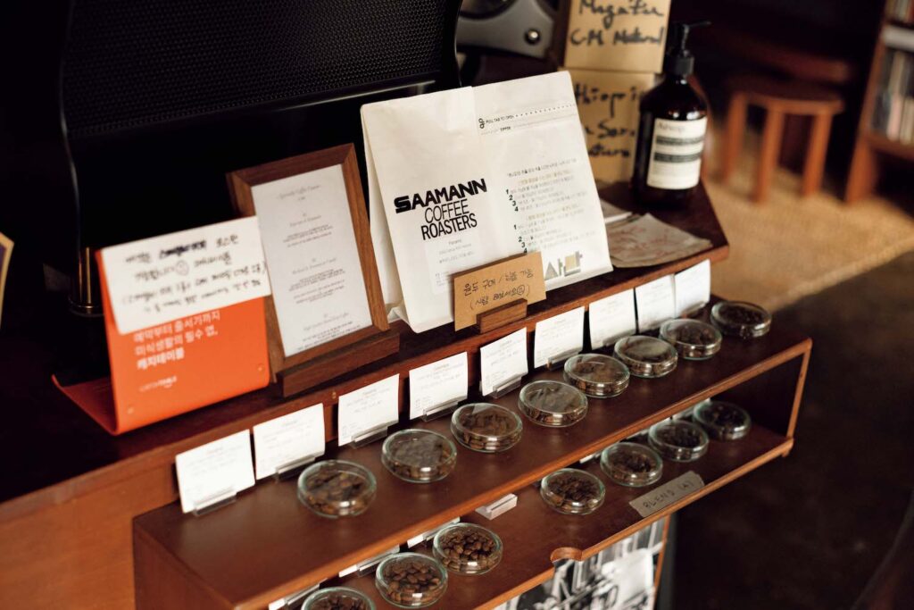 146_p060-063_&Seoul_1_38 | 毎週10~20種の豆を厳選してラインナップ。 146_p060-063_&Seoul_1_38 | 毎週10~20種の豆を厳選してラインナップ。