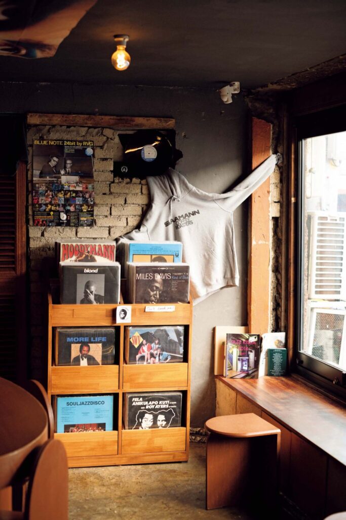 146_p060-063_&Seoul_1_40 | 曜日ごとにジャズ、ソウルなどのテーマに合わせて、レコードがかかる。 146_p060-063_&Seoul_1_40 | 曜日ごとにジャズ、ソウルなどのテーマに合わせて、レコードがかかる。