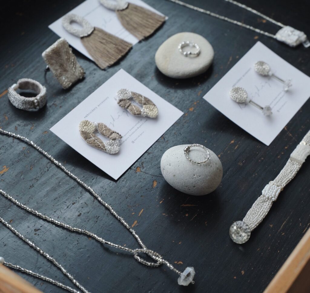 手芸の多彩な魅力に出合う。約100の作家・ブランドが集う「三越手芸」が、『日本橋三越本店』にて2月25日 (水) より開催。 (仮) | 北海道の自然の風景から着想を得た装身具を手がける〈harishigoto〉。天然石やヴィンテージビーズを一針ずつ手縫いで仕上げる耳飾りや腕輪、指輪は重ね着けも楽しめる。 手芸の多彩な魅力に出合う。約100の作家・ブランドが集う「三越手芸」が、『日本橋三越本店』にて2月25日 (水) より開催。 (仮)