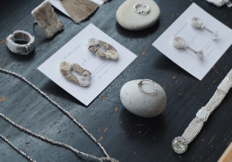 手芸の多彩な魅力に出合う。約100の作家・ブランドが集う「三越手芸」が、『日本橋三越本店』にて2月25日 (水) より開催。 (仮) | 北海道の自然の風景から着想を得た装身具を手がける〈harishigoto〉。天然石やヴィンテージビーズを一針ずつ手縫いで仕上げる耳飾りや腕輪、指輪は重ね着けも楽しめる。