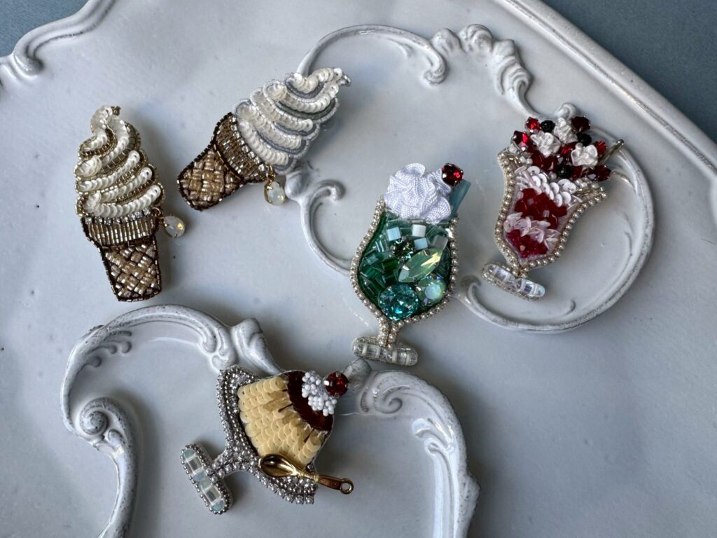 手芸の多彩な魅力に出合う。約100の作家・ブランドが集う「三越手芸」が、『日本橋三越本店』にて2月25日 (水) より開催。 (仮) | 刺繍作家・Jeunetの作品は、多彩なビーズやパーツを組み合わせた立体感のある華やかな佇まい。アリと呼ばれる専用のかぎ針を用いたインドの伝統技法アリワークを軸に、暮らしに寄り添うデザインのアクセサリーキットを届ける。 手芸の多彩な魅力に出合う。約100の作家・ブランドが集う「三越手芸」が、『日本橋三越本店』にて2月25日 (水) より開催。 (仮) | 刺繍作家・Jeunetの作品は、多彩なビーズやパーツを組み合わせた立体感のある華やかな佇まい。アリと呼ばれる専用のかぎ針を用いたインドの伝統技法アリワークを軸に、暮らしに寄り添うデザインのアクセサリーキットを届ける。