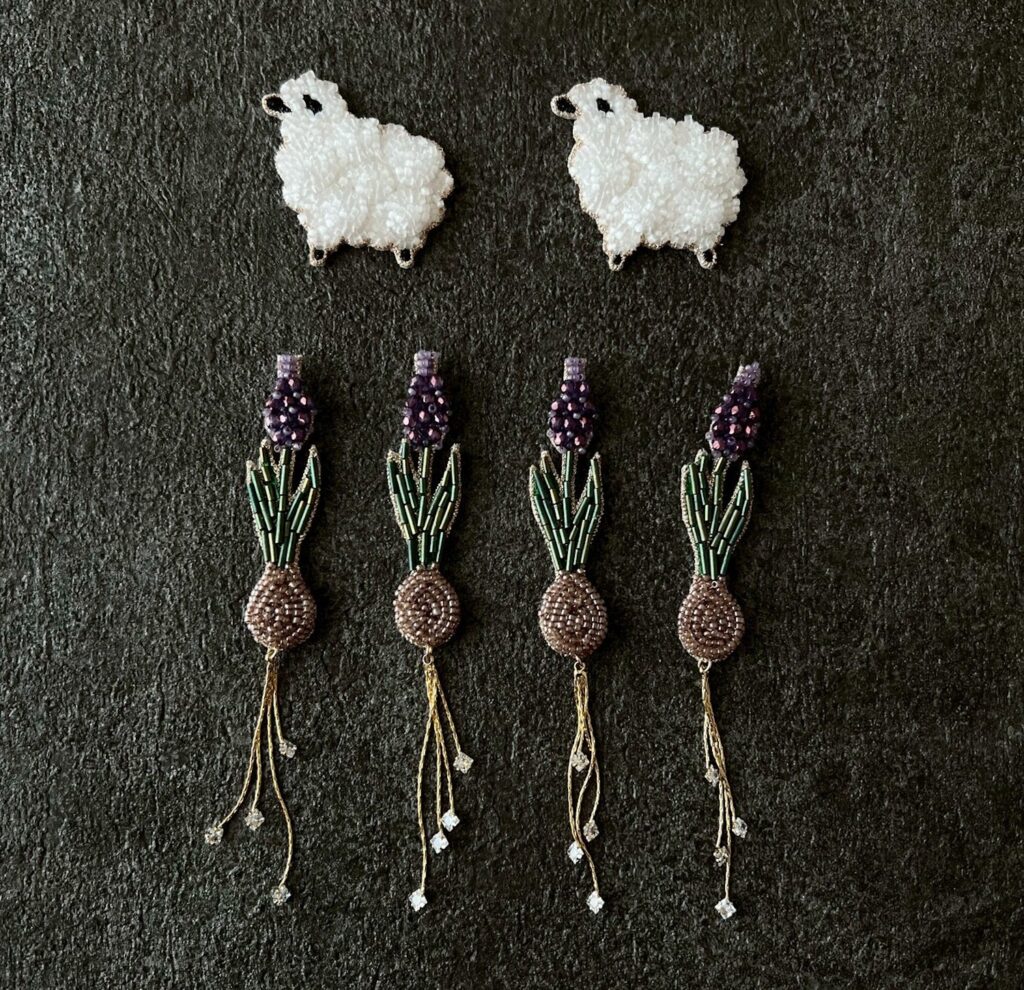 手芸の多彩な魅力に出合う。約100の作家・ブランドが集う「三越手芸」が、『日本橋三越本店』にて2月25日 (水) より開催。 (仮) | 動物モチーフを中心に、さまざまな素材を用いた繊細な作品を届ける〈La mienne〉。フランスから取り寄せた希少なアンティークマイクロビーズやスパンコールなどによるアクセサリーが並ぶ。 手芸の多彩な魅力に出合う。約100の作家・ブランドが集う「三越手芸」が、『日本橋三越本店』にて2月25日 (水) より開催。 (仮) | 動物モチーフを中心に、さまざまな素材を用いた繊細な作品を届ける〈La mienne〉。フランスから取り寄せた希少なアンティークマイクロビーズやスパンコールなどによるアクセサリーが並ぶ。