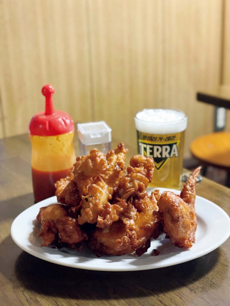 1.路地奥に突然現れる 『ジャスト食品』。 夕食選びにも重宝する、京都さんぽ部部長の酒場ガイド。 | ここが京都であることを忘れるビジュアル。わかっていても毎回驚いてしまう。 1.路地奥に突然現れる 『ジャスト食品』。 夕食選びにも重宝する、京都さんぽ部部長の酒場ガイド。 | ここが京都であることを忘れるビジュアル。わかっていても毎回驚いてしまう。