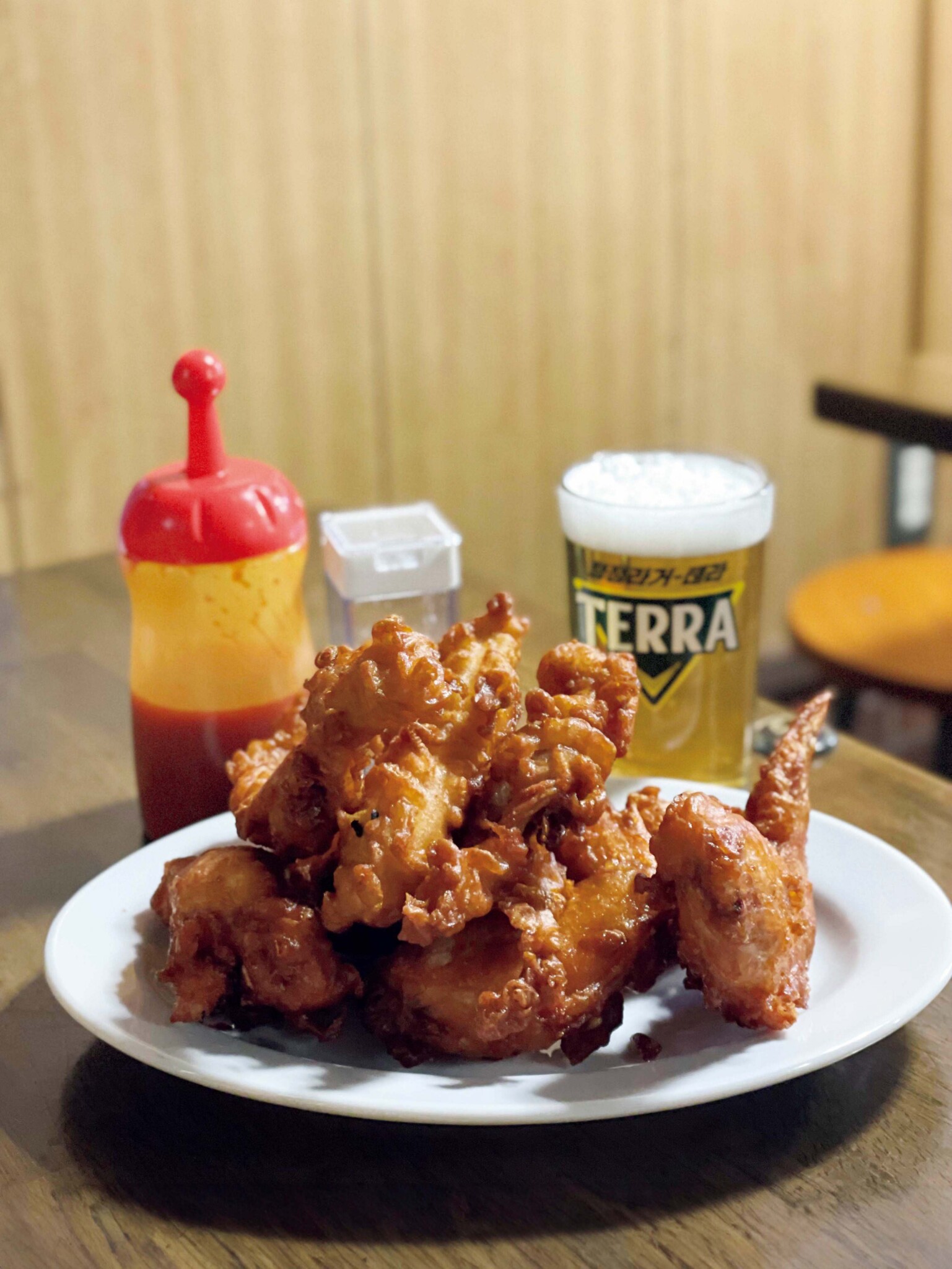 1.路地奥に突然現れる 『ジャスト食品』。 夕食選びにも重宝する、京都さんぽ部部長の酒場ガイド。 | ここが京都であることを忘れるビジュアル。わかっていても毎回驚いてしまう。