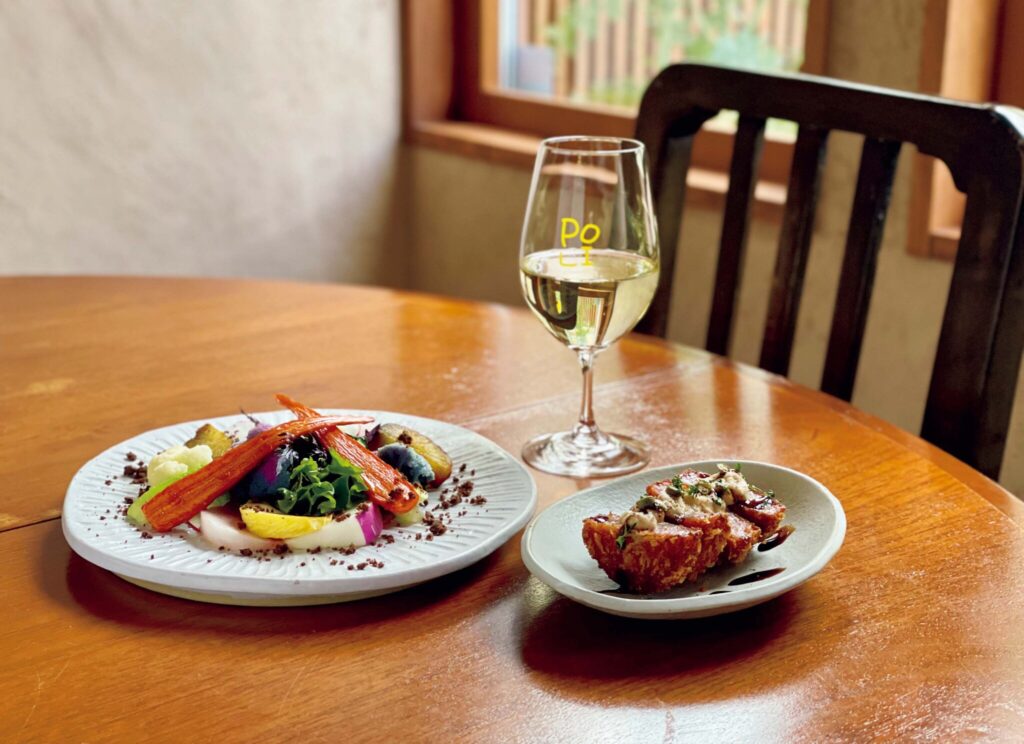 3.健康にも気を配るイタリア酒場『ポリ』。夕食選びにも重宝する、京都さんぽ部部長の酒場ガイド。 | DAICHI1280円、雲仙ハムカツ880円、グラスワイン900円〜。 3.健康にも気を配るイタリア酒場『ポリ』。夕食選びにも重宝する、京都さんぽ部部長の酒場ガイド。