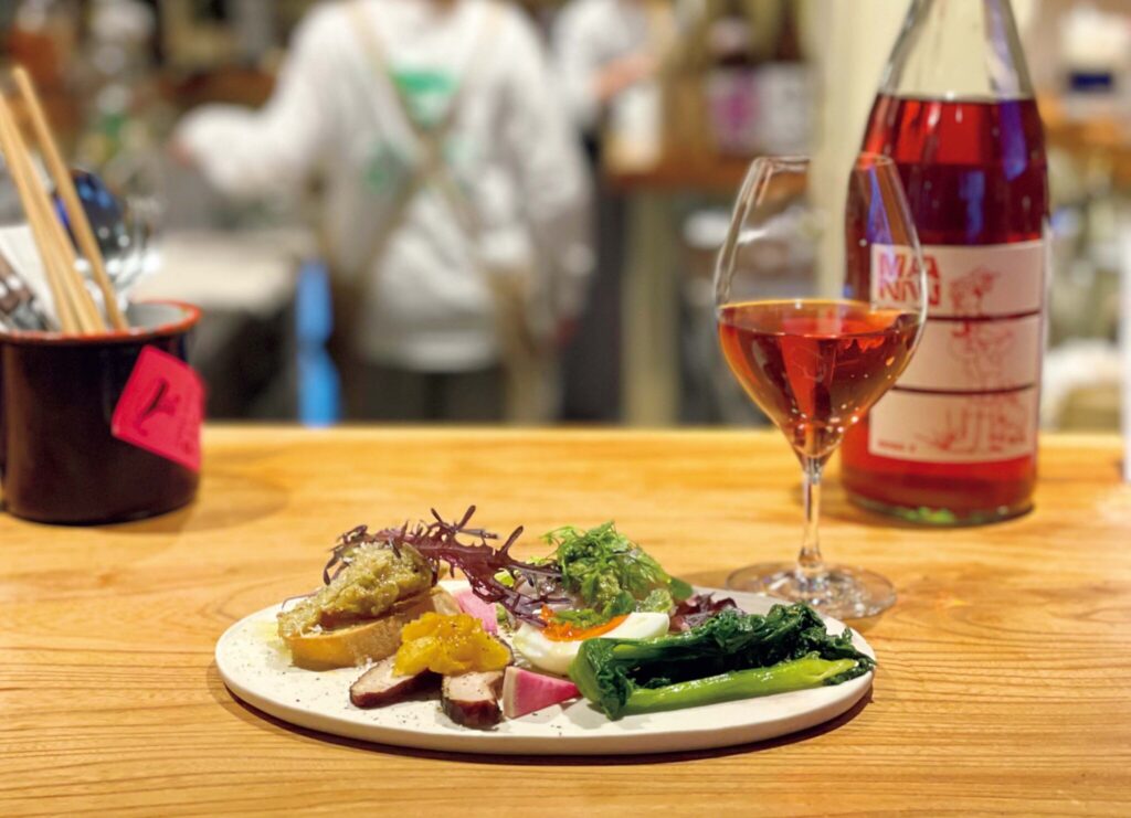 2.コの字カウンターに集う『酒パークピン』。 夕食選びにも重宝する、京都さんぽ部部長の酒場ガイド。 | 今日のアテもり合わせ(5種)1000円、グラスロゼワイン1050円。 2.コの字カウンターに集う『酒パークピン』。 夕食選びにも重宝する、京都さんぽ部部長の酒場ガイド。