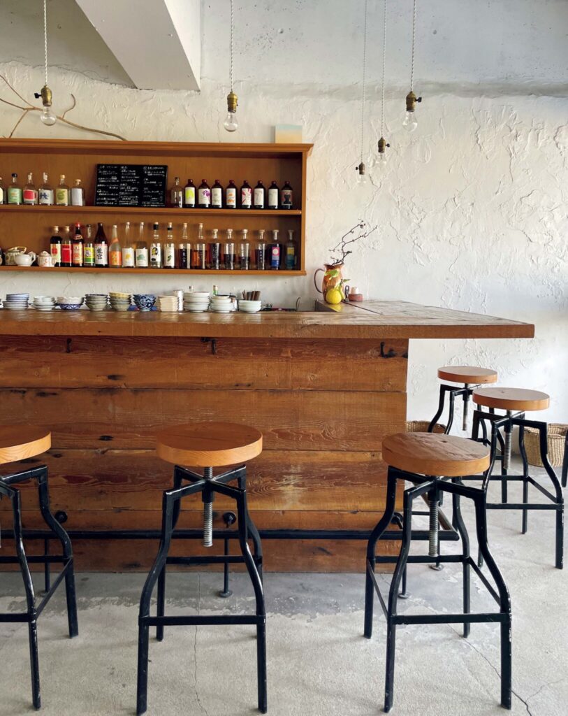 4.アテ仕様の点心が心くすぐる『コンカ』。 夕食選びにも重宝する、京都さんぽ部部長の酒場ガイド。 | カウンターでは中本さんの息子が〝こども店長〞としてお客さんを迎えることも。 4.アテ仕様の点心が心くすぐる『コンカ』。 夕食選びにも重宝する、京都さんぽ部部長の酒場ガイド。 | カウンターでは中本さんの息子が〝こども店長〞としてお客さんを迎えることも。