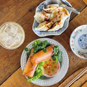 4.アテ仕様の点心が心くすぐる『コンカ』。夕食選びにも重宝する、京都さんぽ部部長の酒場ガイド。 | 自家製皮の水餃子や揚げ春巻きも定番。
ティムールペッパージンサワー850円。