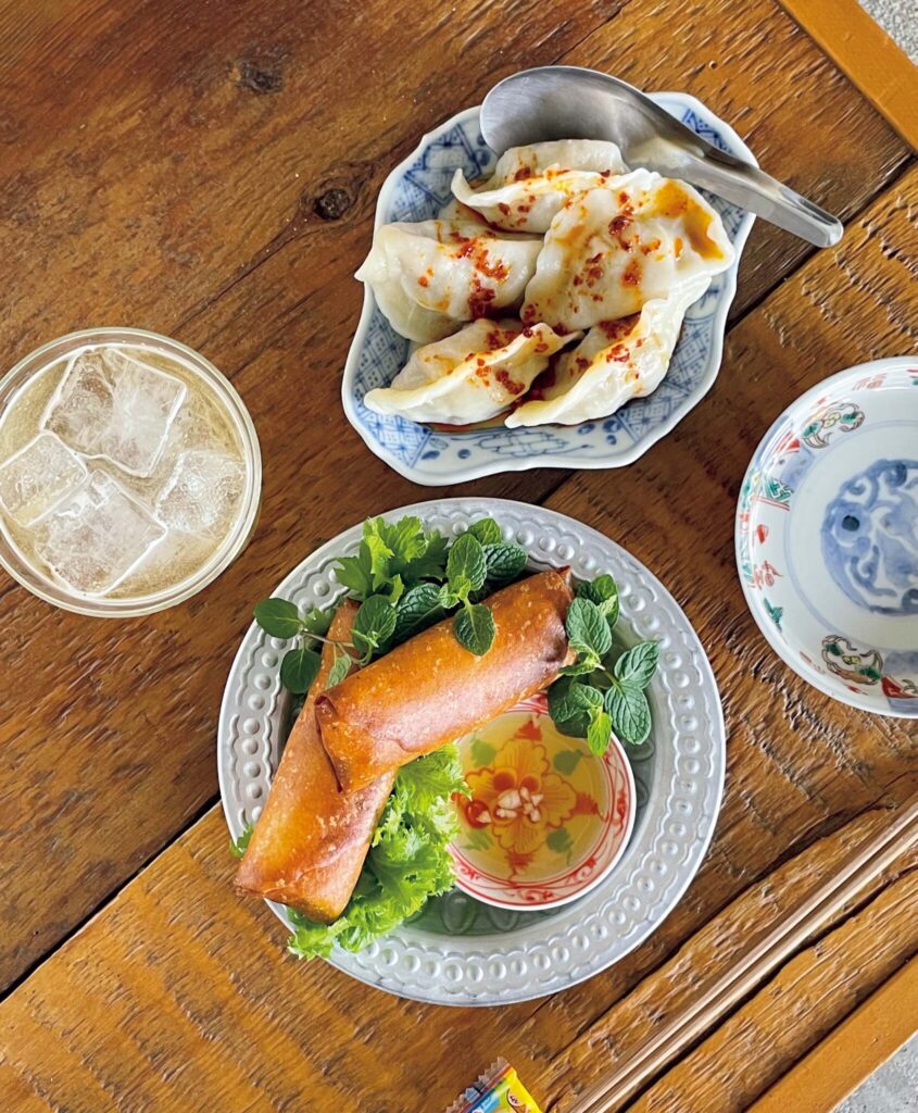 4.アテ仕様の点心が心くすぐる『コンカ』。夕食選びにも重宝する、京都さんぽ部部長の酒場ガイド。 | 自家製皮の水餃子や揚げ春巻きも定番。
ティムールペッパージンサワー850円。 4.アテ仕様の点心が心くすぐる『コンカ』。夕食選びにも重宝する、京都さんぽ部部長の酒場ガイド。 | 自家製皮の水餃子や揚げ春巻きも定番。
ティムールペッパージンサワー850円。