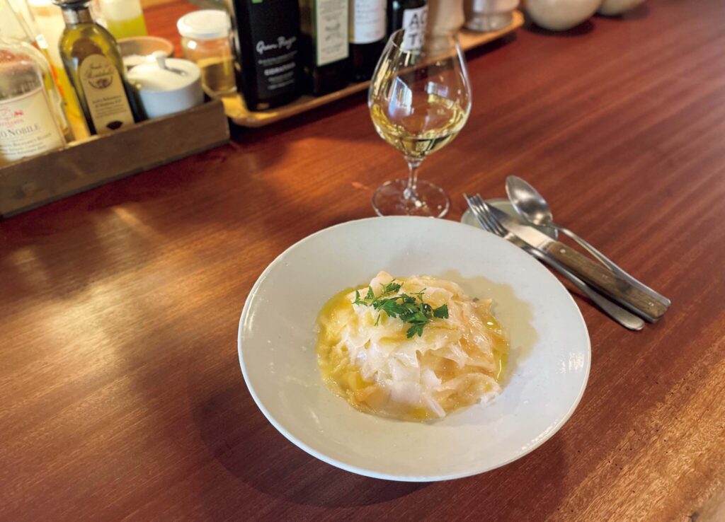 5.レストランと酒場の いいとこどり『シン』。夕食選びにも重宝する、京都さんぽ部部長の酒場ガイド。 | ソデイカと塩レモン 魚醤バターのパスタ1900円、ワイン1100円〜。 5.レストランと酒場の いいとこどり『シン』。夕食選びにも重宝する、京都さんぽ部部長の酒場ガイド。