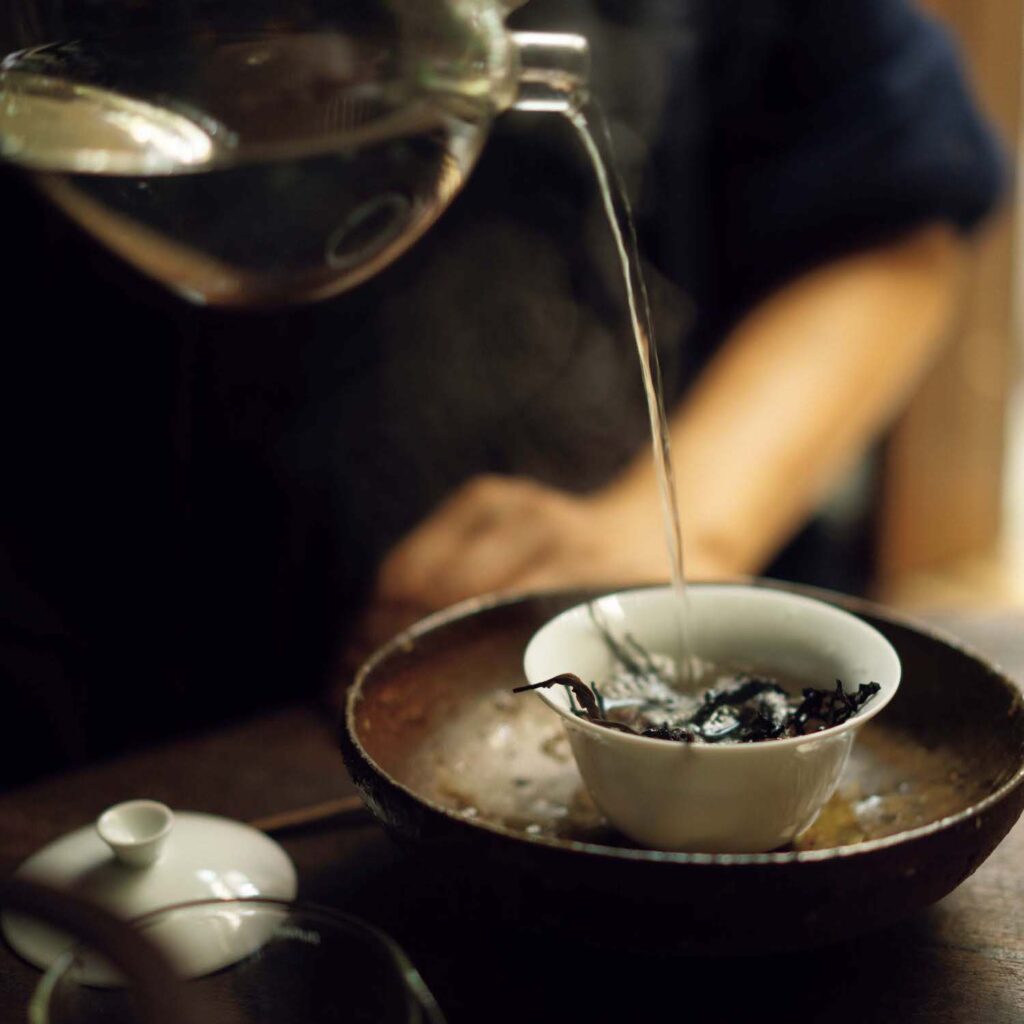 台北を代表する茶芸館『小慢』で味わう、宜蘭産の高山茶と阿里山産の紅茶。 | 阿里山紅茶は蓋付きの湯呑みで。「茶湯がぷるんと見えるのはペクチンがたっぷりと含まれている証拠です」