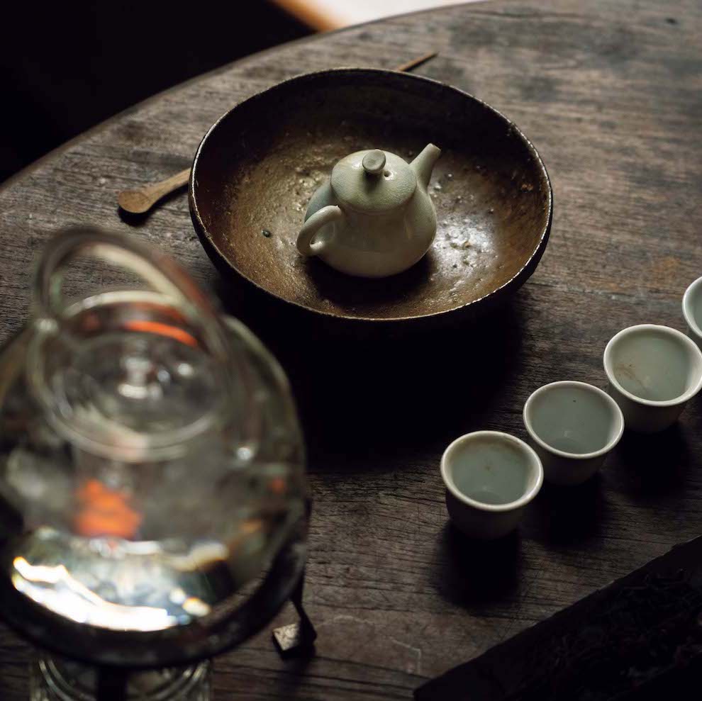 台北を代表する茶芸館『小慢』で味わう、宜蘭産の高山茶と阿里山産の紅茶。 | 柴焼の急須は小曼さんの教え子である陶芸家・美人瑜（メイレンユィ）さんの作品。茶道具は台湾や日本の現代作家の作品や骨董品を組み合わせて使っている。