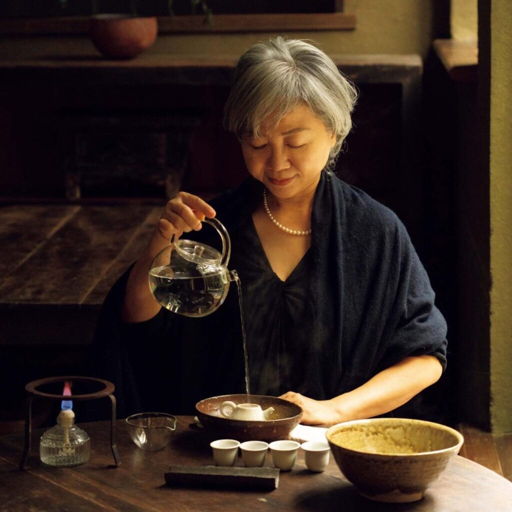 台北を代表する茶芸館『小慢』で味わう、宜蘭産の高山茶と阿里山産の紅茶。 | 凛と美しい小曼さんは京都でも台湾茶を教える。