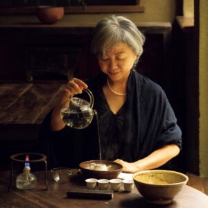 台北を代表する茶芸館『小慢』で味わう、宜蘭産の高山茶と阿里山産の紅茶。 | 凛と美しい小曼さんは京都でも台湾茶を教える。