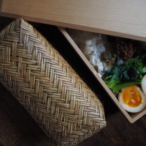 簡単にできる、蕗味噌と味玉の春のお弁当。写真と文：仁平里帆 | お気に入りのお弁当箱へ詰めて春のお弁当の出来上がり。左は息子の、右は私のお弁当箱。