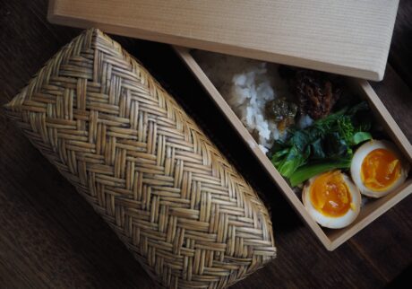 簡単にできる、蕗味噌と味玉の春のお弁当。写真と文：仁平里帆 | お気に入りのお弁当箱へ詰めて春のお弁当の出来上がり。左は息子の、右は私のお弁当箱。