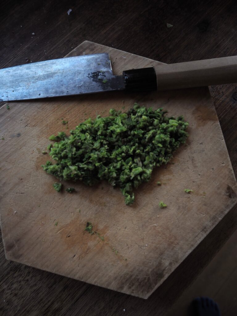 簡単にできる、蕗味噌と味玉の春のお弁当。写真と文：仁平里帆 さっと茹でた蕗の薹を包丁で細かく刻む。