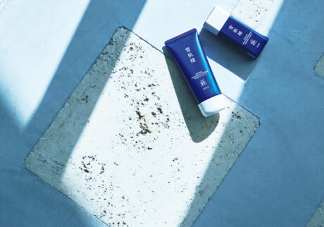 〈雪肌精〉のスキンケアUVエッセンスジェル。スキンケアUVエッセンスミルク。 | SEKKISEI | SKINCARE UV DEFENSE ESSENSE GEL N MILK N汗や水に触れることでUV膜が強くなる「抱水シールド成分」を新配合。着色料、防腐剤フリー。右/雪肌精 スキンケア UV エッセンス ミルク N 60g ¥2,750、左/雪肌精 スキンケア UV エッセンス ジェル N 90g¥2,420*ともに編集部調べ(雪肌精/コーセー ☎0120‒526‒311) 〈雪肌精〉のスキンケアUVエッセンスジェル。スキンケアUVエッセンスミルク。 | SEKKISEI | SKINCARE UV DEFENSE ESSENSE GEL N MILK N汗や水に触れることでUV膜が強くなる「抱水シールド成分」を新配合。着色料、防腐剤フリー。右/雪肌精 スキンケア UV エッセンス ミルク N 60g ¥2,750、左/雪肌精 スキンケア UV エッセンス ジェル N 90g¥2,420*ともに編集部調べ(雪肌精/コーセー ☎0120‒526‒311)