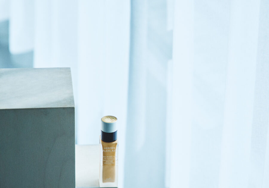 〈エルメス〉プラン エア フォン ドゥ タン ソワン。 | HERMÈS | Plein Air FOND DE TEINT SOIN MAT LUMINEUXブラシ（別売り）を使用するとより均一に、指先だとより自然な仕上がりに。写真の21N ブレが標準色。紫外線吸収剤フリー。エルメス プラン エア フォン ドゥ タン ソワン 33㎖ ￥19,800（エルメスジャポン ☎03‒3569‒3300）