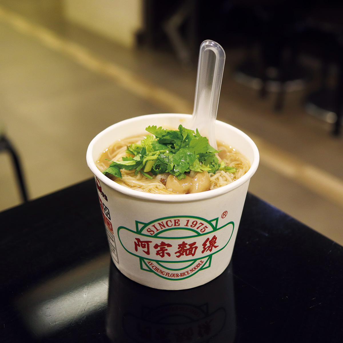 鰹ベースの出汁でとろっと煮込んだ台湾式にゅうめん「麵線」。【台北小吃めぐり】