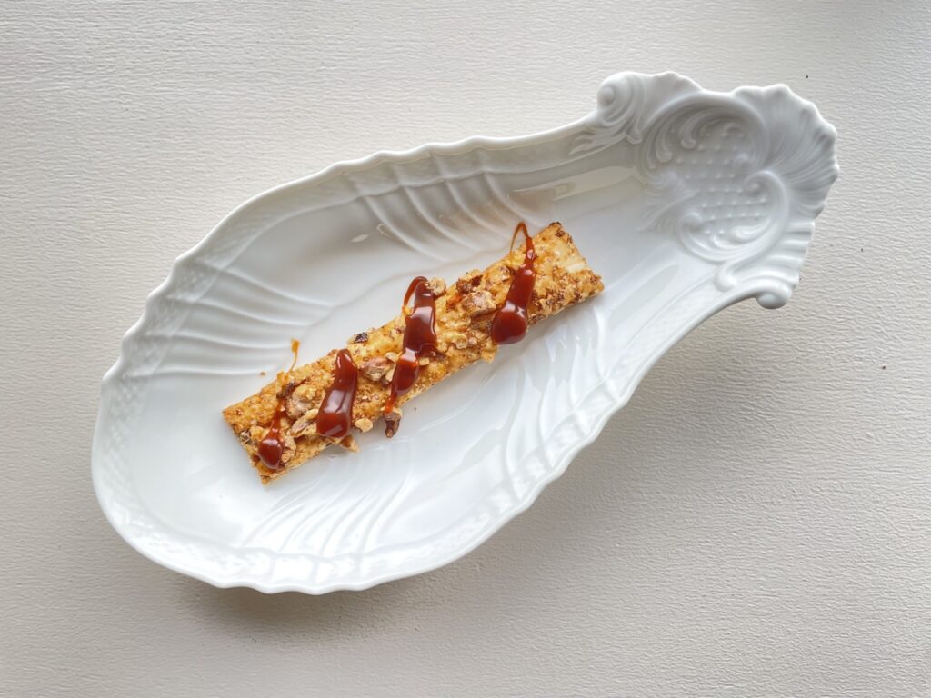 なんだかトクした気分の『鎌倉紅谷』のクルミとパイ ～クルミッ子キャラメルソースを添えて～。【手みやげのネタ帖】