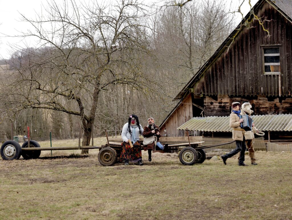 リトアニアの伝統行事を体感できる、写真家・在本彌生さんによる写真展「冬よ冬」- 北国リトアニアの冬を追い出す祭り- が『ミナ ペルホネン 盛岡』にて開催。