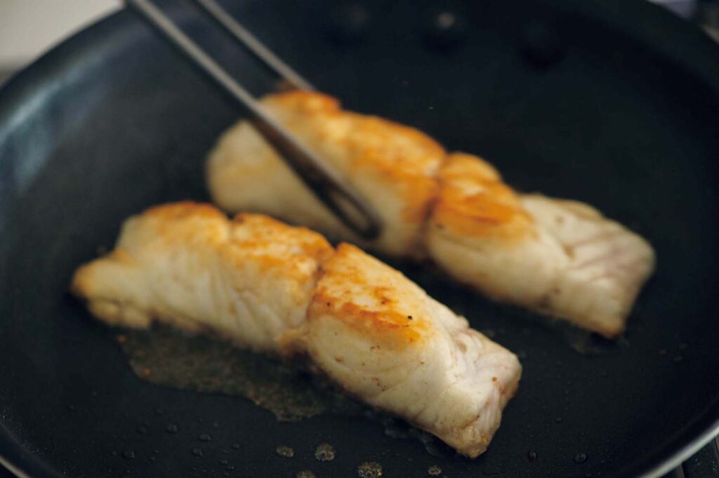 春野菜にハーブを合わせて、軽やかな洋食を。渡辺有子の料理教室3年目3月。薄力粉を薄くはたいた鯛をカリッと焼き、皮にナムプラーをかけて仕上げる。 | 薄力粉を薄くはたいた鯛をカリッと焼き、皮にナムプラーをかけて仕上げる。