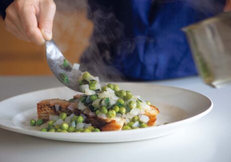 春野菜とハーブの洋食。渡辺有子の料理教室3年目3月。バターと相性のいいミントの葉を温かいソースに加え、カリッと焼いた鯛の上にたっぷりかけたら出来上がり。 | バターと相性のいいミントの葉を温かいソースに加え、カリッと焼いた鯛の上にたっぷりかけたら出来上がり。