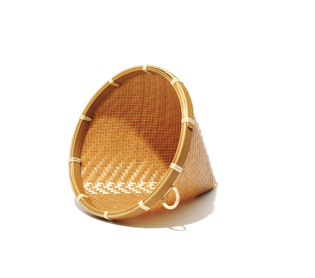 雑音のない端正なデザインで、朝のコーヒーを。作家の愛を感じる、コーヒー道具。高温と圧力で竹を蒸し焼き状にする炭化竹を使ったコーヒーフィルターは、防虫・防カビ効果があり、塗料などを使用していないので口にしたときも安心。ペーパーなどは使わず直接、粉を入れてドリップ。まろやかな味わいが楽しめる。コーヒー約4杯分の粉が入る。竹ドリッパー￥19,8 00 (吉田竹物／くるみの木 カージュ ☎0742−20−1480) 