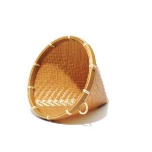 雑音のない端正なデザインで、朝のコーヒーを。作家の愛を感じる、コーヒー道具。高温と圧力で竹を蒸し焼き状にする炭化竹を使ったコーヒーフィルターは、防虫・防カビ効果があり、塗料などを使用していないので口にしたときも安心。ペーパーなどは使わず直接、粉を入れてドリップ。まろやかな味わいが楽しめる。コーヒー約4杯分の粉が入る。竹ドリッパー￥19,8 00 (吉田竹物／くるみの木 カージュ ☎0742−20−1480)